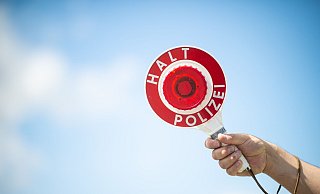 Ein Polizist hält eine Polizeikelle. - Jonas Güttler/dpa/Symbolbild Ein Polizist hält eine Polizeikelle. - Jonas Güttler/dpa/Symbolbild