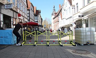 Marktmeister Jens Berghahn arbeitet an der Terrorsperren in der Schülerstraße. Fährt ein Auto dagegen, klappt das Gestell um und hebt das Fahrzeug an. - Jana Beckmann Marktmeister Jens Berghahn arbeitet an der Terrorsperren in der Schülerstraße. Fährt ein Auto dagegen, klappt das Gestell um und hebt das Fahrzeug an. - Jana Beckmann
