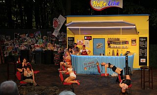 Das Nachtleben macht auch vor der „Heißen Ecke"auf der Reeperbahn keinen Halt.
Zur scharfen Currywurst werden lockere Sprüche und Ratschläge gratis serviert. - Joline Heller Das Nachtleben macht auch vor der „Heißen Ecke"auf der Reeperbahn keinen Halt.
Zur scharfen Currywurst werden lockere Sprüche und Ratschläge gratis serviert. - Joline Heller