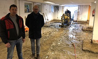 Küster Andreas Schaller und Pfarrer Matthias Altevogt im völlig verwüsteten Jugendkeller unterm Pfarrhaus. Die Bauarbeiten zum Wiederaufbau laufen. - Till Brand