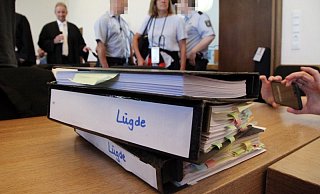 Aktenberge liegen zum Prozessauftakt um den massenhaften Kindesmissbrauch auf einem Campingplatz in Elbrinxen auf dem Tisch. - Bernhard Preuss
