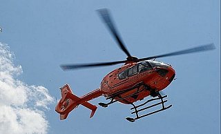 Ein Rettungshubschrauber bringt den schwerverletzten Motorradfahrer in die Klinik. - Symbolbild: dpa
