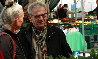 Friedrich Brakemeier beim Schwatz auf dem Marktplatz, seinem zweiten Wohnzimmer - hier mit Ulrike von der Linden. - Martin Hostert