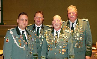 Der scheidende Oberst Jörg Kleemann (Zweiter von rechts) wird erstmals mit dem großen Bataillonsorden ausgezeichnet. Es gratulierten Vorsitzender Willi Düwel (rechts), Major Stefan Grote (Zweiter von links) und der stellvertretende Vorsitzende Sven Logermann. - Rudi Rudolph