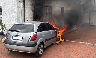 Das Auto ist aus noch unbekannter Ursache in Brand geraten. - Freiwillige Feuerwehr Lemgo