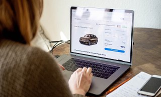 Die Polizei Lippe warnt vor Betrug beim Online-Autokauf. - Symbolfoto: Zacharie Scheurer/dpa