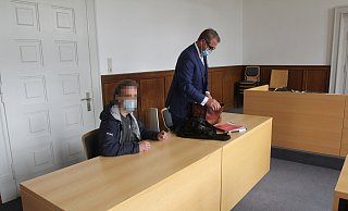 Der Jaguarfahrer im Gerichtssaal. Der Mann erklärt, dass er die Folgen des tödlichen Unfalls bedauert, sich allerdings keiner Schuld bewusst sei. - Ulf Hanke