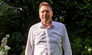 Detmolds Bürgermeister Frank Hilker an seinem Lieblingsplatz in Detmold, dem heimischen Garten. - Raphael Bartling Detmolds Bürgermeister Frank Hilker an seinem Lieblingsplatz in Detmold, dem heimischen Garten. - Raphael Bartling