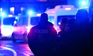 Polizisten stehen bei einem Einsatz auf der Straße. - Hendrik Schmidt/dpa/Symbolbild Polizisten stehen bei einem Einsatz auf der Straße. - Hendrik Schmidt/dpa/Symbolbild