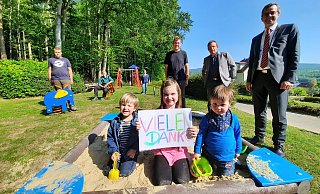 Leonard (3) (von links), Edda (5) und Erik (2) freuen sich über die neue Spielgelegenheit an der Brunnenhalle. Bürgermeister Jörg Bierwirth (von rechts), Dietmar Schmidt, Frank Wiehemeier, Tina Wagner, Malte Wiehemeier und Jan Wiehemeier haben den Platz in einer Gemeinschaftsaktion errichtet. - Michaela Weiße(LZ) Leonard (3) (von links), Edda (5) und Erik (2) freuen sich über die neue Spielgelegenheit an der Brunnenhalle. Bürgermeister Jörg Bierwirth (von rechts), Dietmar Schmidt, Frank Wiehemeier, Tina Wagner, Malte Wiehemeier und Jan Wiehemeier haben den Platz in einer Gemeinschaftsaktion errichtet. - Michaela Weiße(LZ)