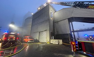 Das Feuer war an einer schwer zugänglichen Stelle innerhalb einer Förderschnecke und einem Holzhäcksler ausgebrochen. - Freiwillige Feuerwehr Horn-Bad Meinberg