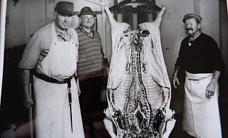 Bilder aus alten Zeiten: Ernst Wentker (links) bei einer Hausschlachtung. - Fotorechte: Ernst Wentker/Repro: Lorraine Brinkmann Bilder aus alten Zeiten: Ernst Wentker (links) bei einer Hausschlachtung. - Fotorechte: Ernst Wentker/Repro: Lorraine Brinkmann