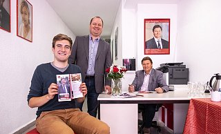 SPD-Pressesprecher Marius Kremming, Bürgermeisterkandidat Arne Brand und Landtagsabgeordneter Jürgen Berghahn (von links) freuen sich über das neue SPD-Büro. - Laurenz Tegethoff SPD-Pressesprecher Marius Kremming, Bürgermeisterkandidat Arne Brand und Landtagsabgeordneter Jürgen Berghahn (von links) freuen sich über das neue SPD-Büro. - Laurenz Tegethoff