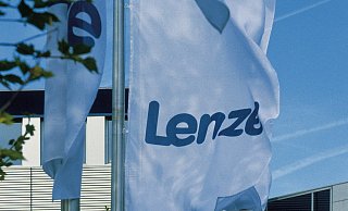 Eine Lenze-Fahne weht im Wind. - Lenze Eine Lenze-Fahne weht im Wind. - Lenze