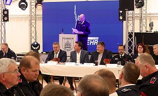 Torben Wind, Einheitsleiter der Löschgruppe Pivitsheide, moderiert die Feier zu deren 100-jährigem Bestehen. - Rudi Rudolph