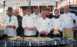 Die Teilnehmer der Schälaktion im Jahr 2017. Mit geübten Griffen machten sich die Akteure Horst Tappe, Ludger Hermanns, Stephan Kissner (Bad Meinberger), Thomas Mittelgöker, Fritz Lönneker, Oliver Schulte, Helmut Schäfer, Wilma Thorenmeier und Michael Delker (von links) an das Schälen.  - Archivfoto: Iris Liebig