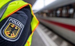 Ein Bundespolizist steht am Hauptbahnhof. - Patrick Seeger/dpa Ein Bundespolizist steht am Hauptbahnhof. - Patrick Seeger/dpa