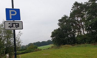 Auf dem Wohnmobilplatz am Umweltbildungszentrum können bis zu sieben Fahrzeuge stehen. Strom gibt es auf Nachfrage. - Nadine Uphoff