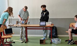Richard Weber (von links), Meteorologe Clemens Simmer, Giuliano Boccardo und Luiz Stoellger führen das Experiment durch. - Nadine Uphoff