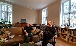 Wohnen im Schloss: Mit Glamour hat das f&uuml;r Sigrun Brunsiek und Josef Spiegel nichts zu tun. Eigentlich eine 120-Quadratmeter-Wohnung mit hohen W&auml;nden. Und doch ist das Haus etwas ganz Besonderes. - Marianne Schwarzer