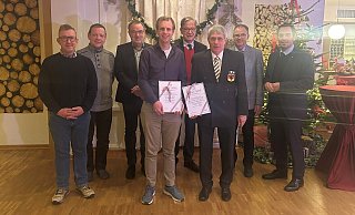 Preisverleihung im Sonnenhof: (von links) Daniel Herden (Jury und Ratsmitglied L&uuml;gde), Manfred Kuczera (Jury und Ratsmitglied L&uuml;gde), Klaus Blome (Jury und Bgm Bad Pyrmont), Niklas Gr&ouml;ne (Freibadverein), Ernst-Michael Hasse (Jury und Stiftung), Hans-Joachim Geipel (DLRG), Michael Wennemann (Jury und Stiftung), Torben Blome (Jury und B&uuml;rgermeister). - Stadt L&uuml;gde