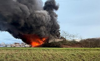 Flammen schlagen Ende November aus dem Dach des betroffenen Geb&auml;udes in Bielefeld-Altenhagen. - Paul Brinkmann