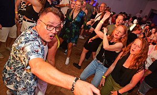 Bei der "Light-Version" des Kussler Balls 2024 taucht Frontmann Hannes von der Partyband "Die Bamberger" ins Publikum ein. - Archivfoto: Nicole Ellerbrake