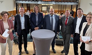 LZ-Redakteurin Janet König (links) und Radio-Lippe-Moderatorin Judith Brentrup (rechts) fühlten den Detmolder Bürgermeister-Kandidaten (von links) Dr. Elmar Thyzel (FDP), Dr. Marika Thiersch (CDU), Viktor Hübner (AfD), Nadine Anita Eschen (Die Partei) und Frank Hilker (SPD) auf den Zahn. - Jana Beckmann LZ-Redakteurin Janet König (links) und Radio-Lippe-Moderatorin Judith Brentrup (rechts) fühlten den Detmolder Bürgermeister-Kandidaten (von links) Dr. Elmar Thyzel (FDP), Dr. Marika Thiersch (CDU), Viktor Hübner (AfD), Nadine Anita Eschen (Die Partei) und Frank Hilker (SPD) auf den Zahn. - Jana Beckmann