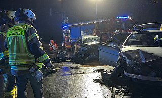 Auf der Rudolph-Brandes-Allee in Bad Salzuflen sind im Oktober zwei Fahrzeuge miteinander kollidiert. Die Feuerwehr ist mit rund 20 Einsatzkr&auml;ften vor Ort. - Foto: Daniel Hobein / Feuerwehr Bad Salzuflen