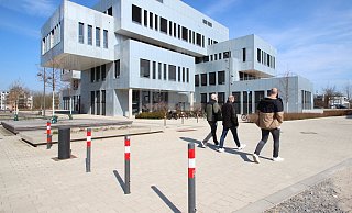 Per Poller und Pömpel wird die Campusallee seit einem Jahr in Höhe des "Innovation Spin" gesperrt. Das soll unter anderem den Boulevard-Charakter der Straße fördern. - Archivfoto: Jens Rademacher Per Poller und Pömpel wird die Campusallee seit einem Jahr in Höhe des "Innovation Spin" gesperrt. Das soll unter anderem den Boulevard-Charakter der Straße fördern. - Archivfoto: Jens Rademacher