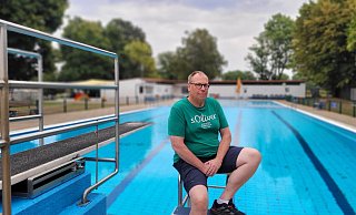 Michael Ernst und das Freibad Lieme. Schwimmer- und Nichtschwimmerbecken, Planschbereich, Spielturm und Wiese bietet das kleine Bad, das die Saison beendet hat. Freitagabend dürfen noch einmal Hunde und Halter ins Becken. - Katrin Kantelberg