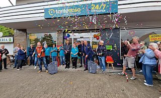 Mit Konfetti und dem Durchschneiden des roten Bands wird der Tante-Enso-Markt feierlich eröffnet. - Nadine Uphoff Mit Konfetti und dem Durchschneiden des roten Bands wird der Tante-Enso-Markt feierlich eröffnet. - Nadine Uphoff