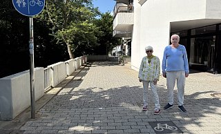 Renée Claudine Bredt und Heinrich Johannhardt stehen an der Bleichstraße vor dem Kurparkcenter. Sie ärgern sich über rüpelhafte Radfahrer. - Sven Kienscherf Renée Claudine Bredt und Heinrich Johannhardt stehen an der Bleichstraße vor dem Kurparkcenter. Sie ärgern sich über rüpelhafte Radfahrer. - Sven Kienscherf