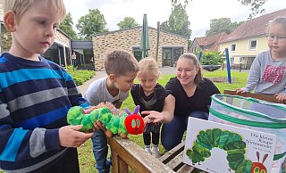 Die Kinder der katholischen Kita St. Joseph durften erleben, wie aus kleinen Raupen schöne Schmetterlinge werden. Erzieherin Katharina Möhring lässt mit (von links) Felix, Louis, Pauline und Karlie die Diestelfalter frei. - Marianne Schwarzer