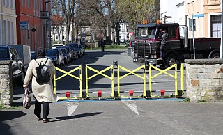 Diese gelben Terrorsperren (hier an der Grabbestraße) sind am vergangenen Wochenende mit Frühjahrskirmes und Frühlingsfest testweise im Einsazu gewesen. Der Lkw im Hintergrund hat damit nichts zu tun. - Jana Beckmann Diese gelben Terrorsperren (hier an der Grabbestraße) sind am vergangenen Wochenende mit Frühjahrskirmes und Frühlingsfest testweise im Einsazu gewesen. Der Lkw im Hintergrund hat damit nichts zu tun. - Jana Beckmann