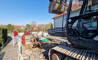 Der Bagger arbeitet sich in der Pöppelbreite vor. Im Hintergrund ist die Wasserfurche zu sehen. - Nadine Uphoff Der Bagger arbeitet sich in der Pöppelbreite vor. Im Hintergrund ist die Wasserfurche zu sehen. - Nadine Uphoff