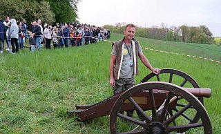 Beim Feuerräderlauf bedient Sergej Friesen die Kanone "Brokhauser Berta". - Thomas Krügler Beim Feuerräderlauf bedient Sergej Friesen die Kanone "Brokhauser Berta". - Thomas Krügler