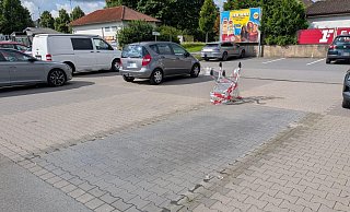 Der Unterstand für die Einkaufswagen wurde am Wochenende zerstört. Am Montag ist davon nicht mehr viel zu sehen. - Annika Langhagel