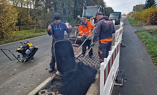 Arbeiter machen das Stra&szlig;enbankett an der Vo&szlig;heider Stra&szlig;e neu. - Nadine Uphoff