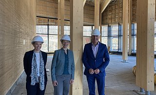 Projektleiterin Dr. Alice Anna Schröder-Klaassen (von links), Museumsdirektorin Dr. Marie Louisa Allemeyer und Dr. Georg Lunemann, Direktor des Landschaftsverbandes Westfalen-Lippe stehen in der Baustelle. - Cordula Gröne Projektleiterin Dr. Alice Anna Schröder-Klaassen (von links), Museumsdirektorin Dr. Marie Louisa Allemeyer und Dr. Georg Lunemann, Direktor des Landschaftsverbandes Westfalen-Lippe stehen in der Baustelle. - Cordula Gröne