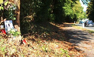 An der Unfallstelle erinnern am Dienstag ein gerahmtes Foto- weiße Blumen und Grablichter an den 20 Jahre alte Pyrmonter, der am Montagabend infolge eines Verkehrsunfalls ums Leben kam. - Juliane Lehmann An der Unfallstelle erinnern am Dienstag ein gerahmtes Foto- weiße Blumen und Grablichter an den 20 Jahre alte Pyrmonter, der am Montagabend infolge eines Verkehrsunfalls ums Leben kam. - Juliane Lehmann
