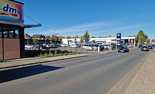 Von der Lemgoer Straße aus dürfen Autofahrer nicht auf den Parkplatz von "dm" und Edeka fahren. - Archivfoto: Nadine Uphoff Von der Lemgoer Straße aus dürfen Autofahrer nicht auf den Parkplatz von "dm" und Edeka fahren. - Archivfoto: Nadine Uphoff