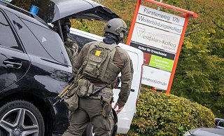 Auch einige Spezialeinsatzkräfte waren am Mittwoch auf dem Gelände des Paderborner Westfalen-Kollegs im Einsatz. - Niklas Tüns Auch einige Spezialeinsatzkräfte waren am Mittwoch auf dem Gelände des Paderborner Westfalen-Kollegs im Einsatz. - Niklas Tüns