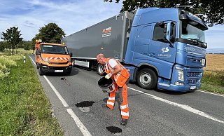 Kaltasphalt – eine echte Wunderwaffe der Straßenmeisterei gegen Schlaglöcher. Funktioniert auch an der niedersächsischen Landesgrenze. - Till Brand Kaltasphalt – eine echte Wunderwaffe der Straßenmeisterei gegen Schlaglöcher. Funktioniert auch an der niedersächsischen Landesgrenze. - Till Brand