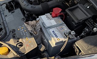 Gem&uuml;tlich sitzt der Stubentiger im Motorraum des Renaults. Er ist ein kleines St&uuml;ckchen aus der Innenstadt bis zur Bahnhofstra&szlig;e mitgefahren, ehe andere Verkehrsteilnehmer das Tier unter dem fahrenden Wagen entdecken. - Feuerwehr Bad Salzuflen