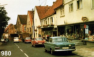 Belebtes Zentrum: In der B&ouml;singfelder Mittelstra&szlig;e reiht sich auf H&ouml;he des Marktplatzes im Jahr 1980 ein Gesch&auml;ft ans andere. - Sammlung Hans B&ouml;hm