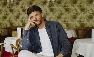 Unterst&uuml;tzt gerne seine alte Grundschule in Hiddesen. Moderator Tommi Schmitt. - Raffael Giebel