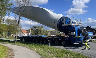 Maßarbeit: Im April 2024 rollen die gigantischen Teile der Brakelsieker Windräder durch Lothe. Jetzt gibt es erneut einen Schwertransport, diesmal schleichen die Flügel durch Wöbbel und Schieder gen Lügde. - Silke Buhrmester