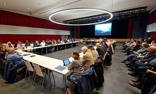 Zwei Lager: Links sitzen CDU und UKB sowie ihre Unterst&uuml;tzer, rechts SPD und Gr&uuml;ne sowie ihre Unterst&uuml;tzer. - Nadine Uphoff