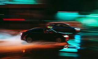 Die beiden Fahrer, die sich in Horn ein illegales Straßenrennen lieferten, haben erst mal ihre Autos und Führerscheine wieder. - Symbolfoto: Pexels/Vova Kras Die beiden Fahrer, die sich in Horn ein illegales Straßenrennen lieferten, haben erst mal ihre Autos und Führerscheine wieder. - Symbolfoto: Pexels/Vova Kras